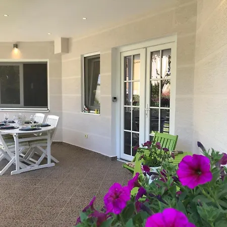 Апартаменты Pines House *